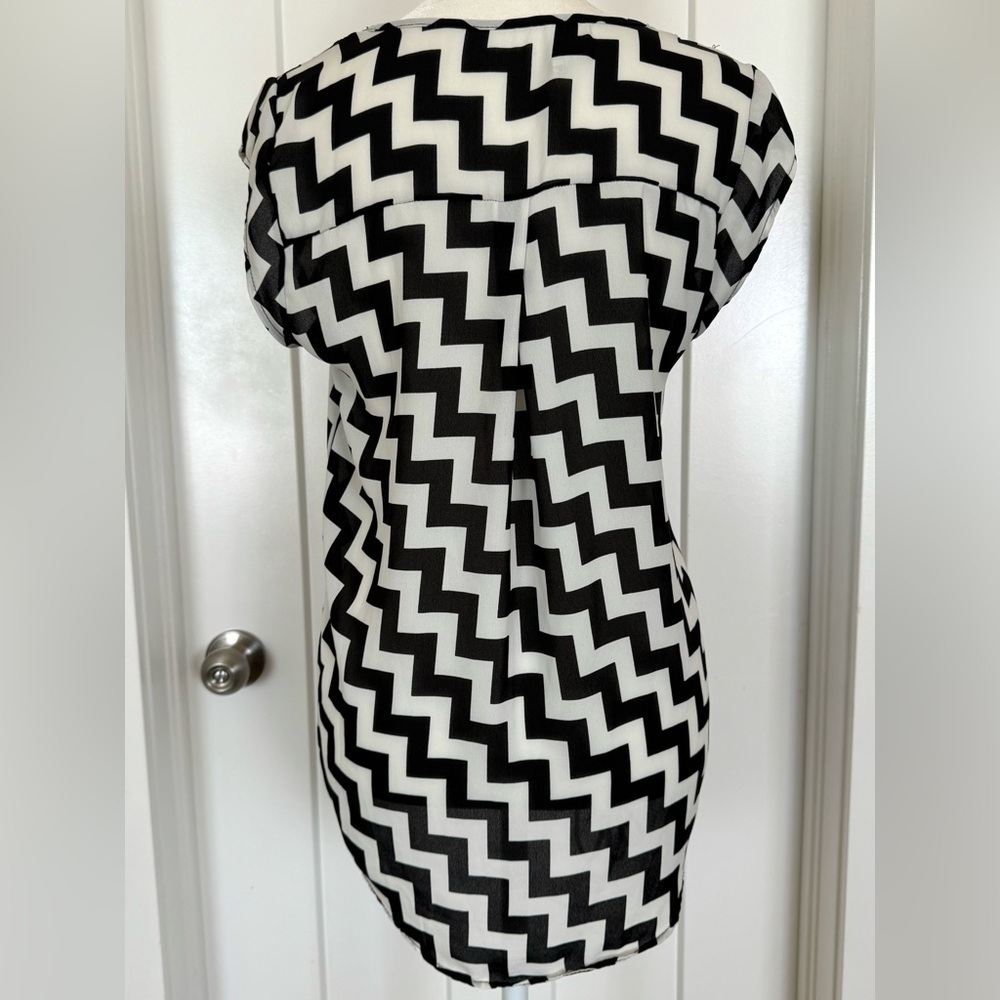 Francesca’s Chevron Print High-Low Blouse – Black & White – Small - Picture 3 of 6